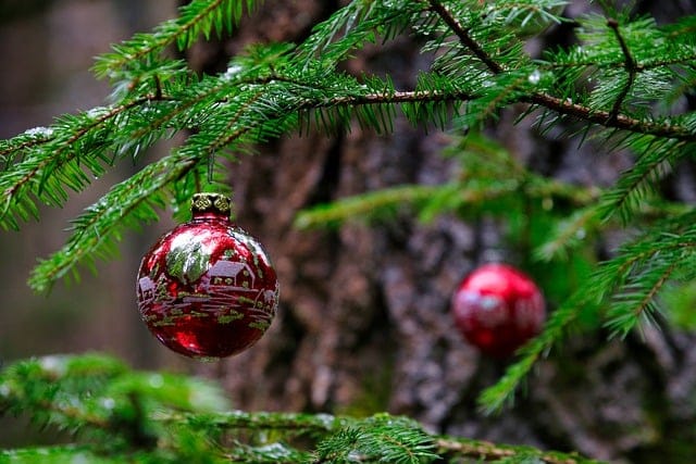 bolas de Navidad y adornos